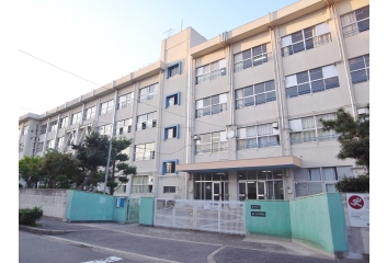 第十中学校　徒歩約2分