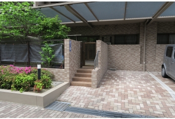 専用駐車場付！前面道路も広いので駐車も楽々です！