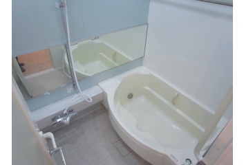 ゆったりとした１４１８サイズの浴室