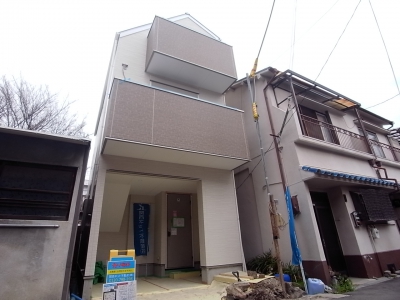 車を止めて雨に濡れずに玄関へ行けます。