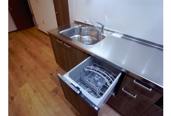 キッチン②　新調し、食洗機も完備で家事ラクラク！