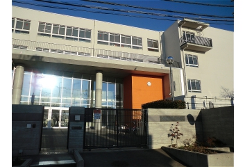 第一中学校 約800m