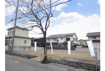 前面道路広く開放感あり!