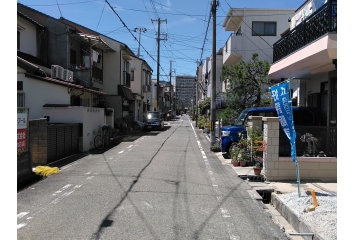 前面道路は幅6mで駐車も楽ちん。