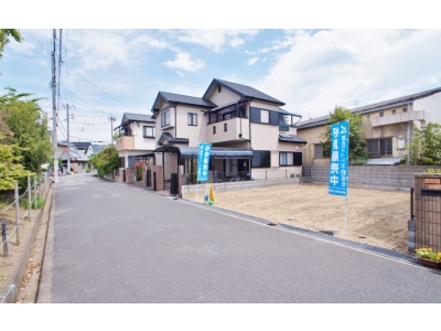 閑静な住宅街に立地しています。