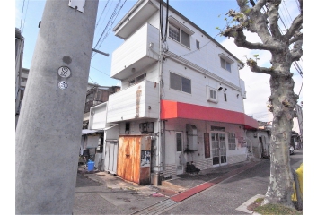 外観 店舗と居住用の扉が別々です！