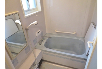 浴室には窓もあり換気も良好！手すりもあります！