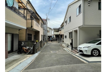 前面道路　●交通量も少なく、緑豊かで静かな住環境です！