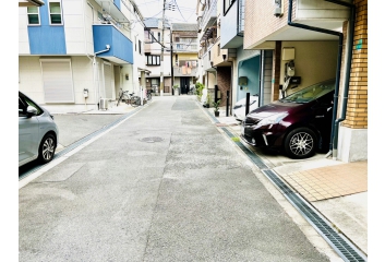 前面道路は車輛通行が少ない住宅街です！