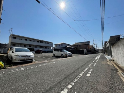 前面道路　間口も広々！並列２台駐車可能です！