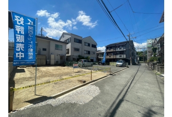 西側が駐車場で２方向から陽射しが入ります