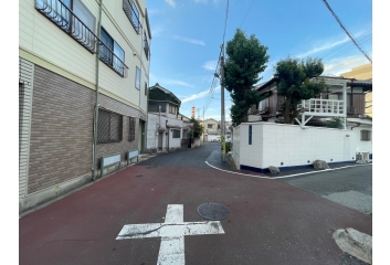 前面道路はきれいに舗装されております。