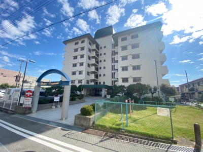 広々とした敷地と堂々とした外観がとても良いですね。