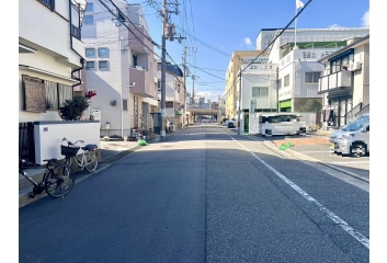 前面道路約8mで広々しています！　お引越しも楽々です！