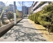 建物南側は道路です