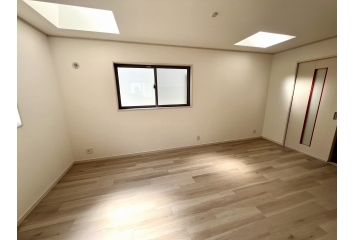 LDK約14.3帖　2面天窓で照明なしでも明るいですよ！
