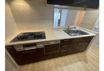 台所:食洗器・浄水器付・上棚にはダウンキャビネットがあり便利です