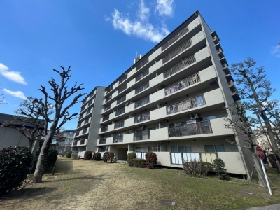 外観：駅まで徒歩３分の好立地。周辺は買物施設が揃ってて便利です