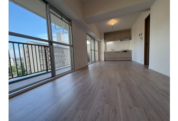 リビングは約１４帖あり開放感がありますよ。