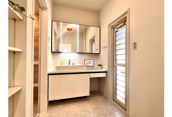 白を基調としていて明るく清潔感があります。